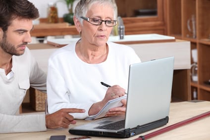 Man und Frau vor einem PC